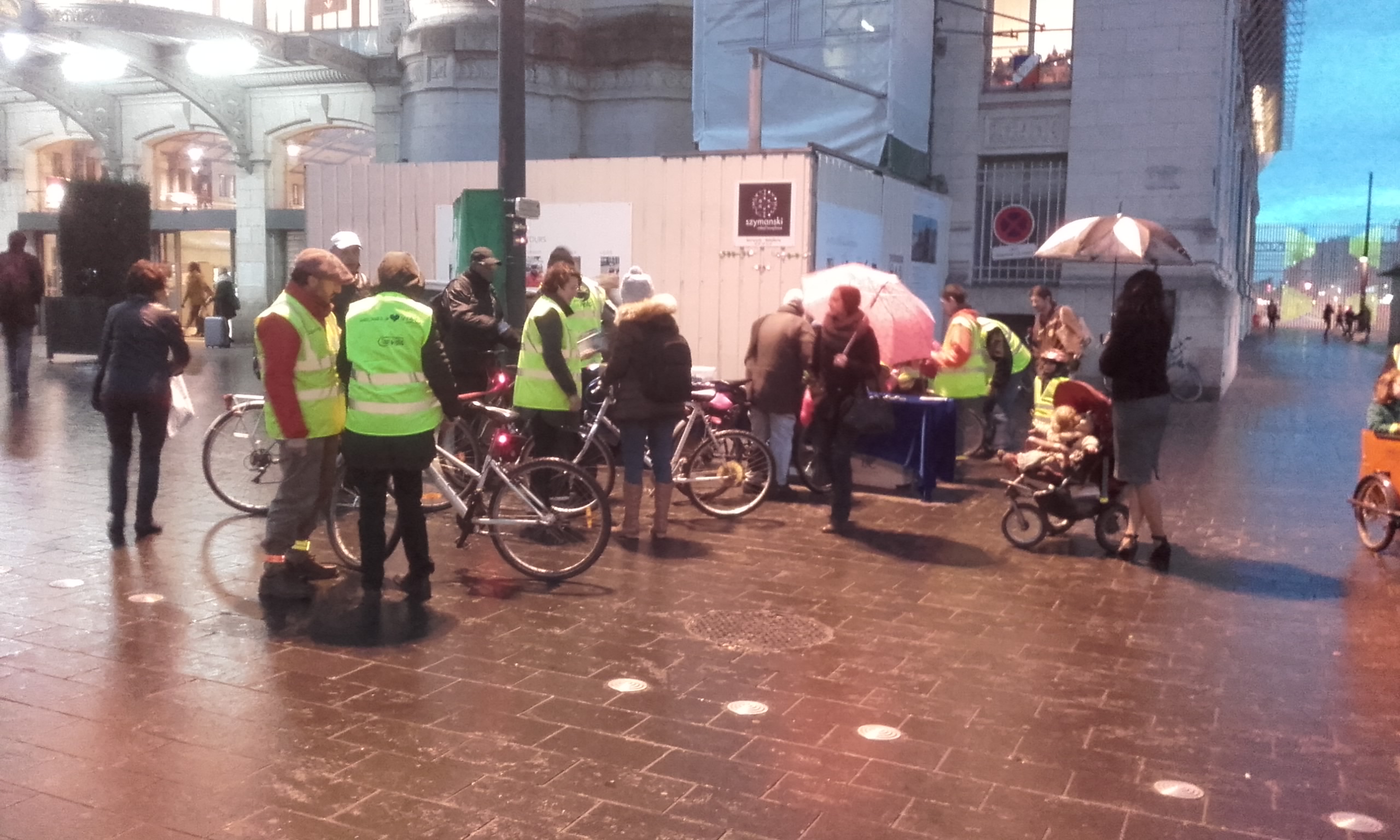 A Vélo La Nuit Il Faut être Vu Collectif Cycliste 37