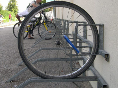 Pinces de connexion permettant d'attacher entre-eux deux vélos