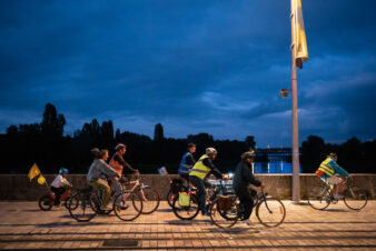 Balade des Lucioles, promenade festive nocturne à vélo organisée par le Collectif cycliste 37, samedi 10 juillet 2021 à Tours.@Ville de Tours, photographe François Lafite.