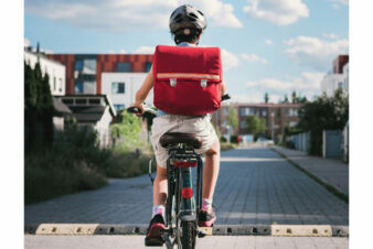 Couverture de la note de plaidoyer intitulée "L’école, un tremplin vers la ville à vélo". ©FUB et Association des Petites Villes de France (APVF), septembre 2024.