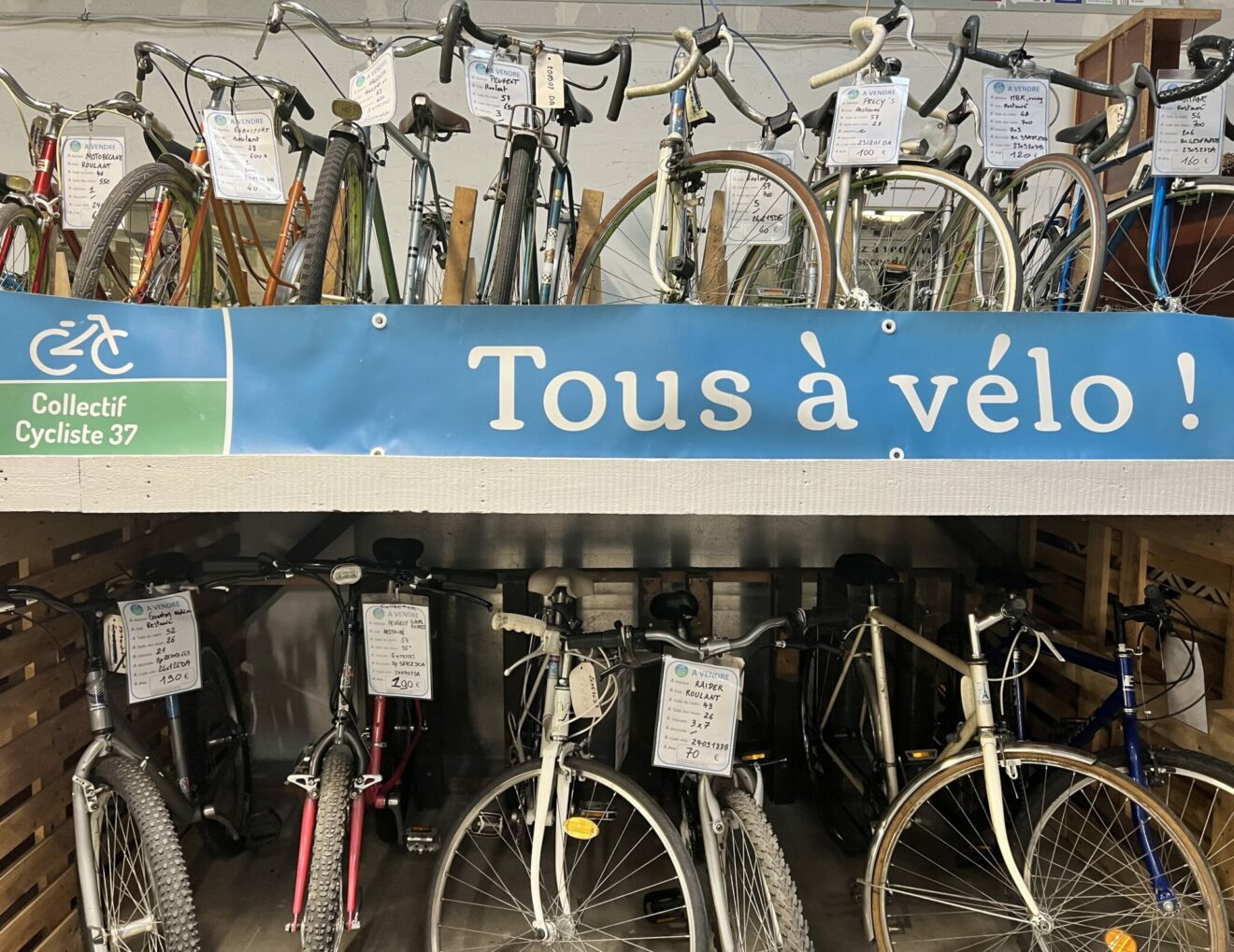 Les vélos à vendre au CC37, roulants et restaurés. ©Photo : Collectif Cycliste 37, 2024.