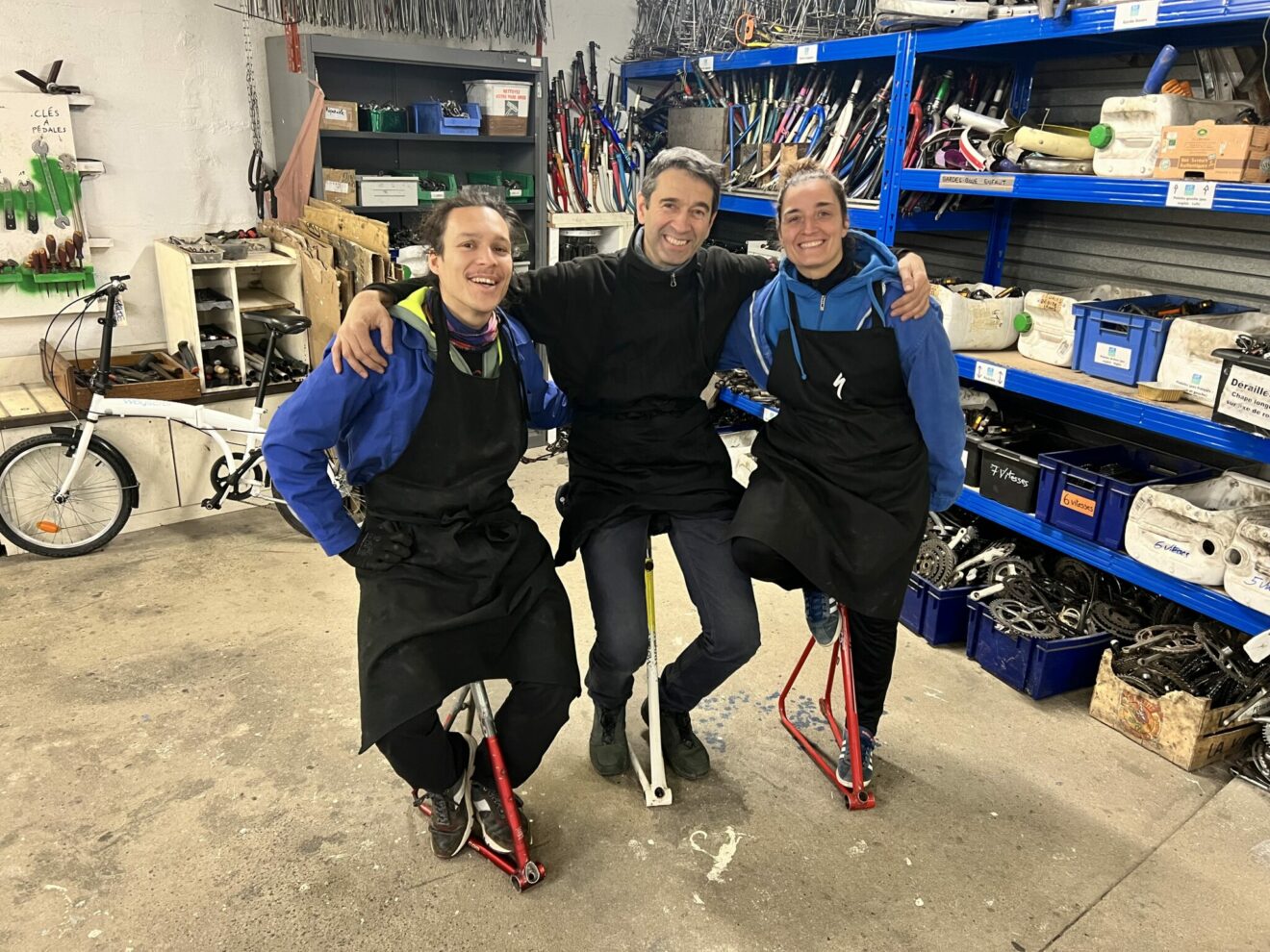 L'équipe de l'économie circulaire : Alberto, Willy et Mélanie. ©Photo : Collectif Cycliste 37, 2024.