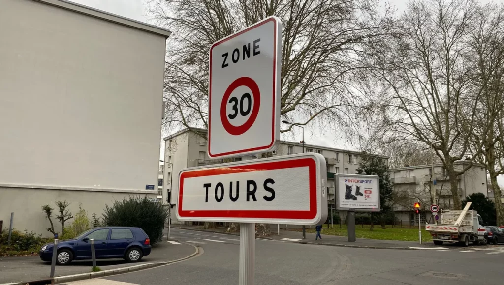 Aux 62 entrées de ville, des panneaux sont installés pour signifier que Tours passe bientôt en "zone 30". © Radio France - Adrien Bossard