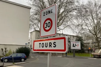 Aux 62 entrées de ville, des panneaux sont installés pour signifier que Tours passe bientôt en "zone 30". © Radio France - Adrien Bossard