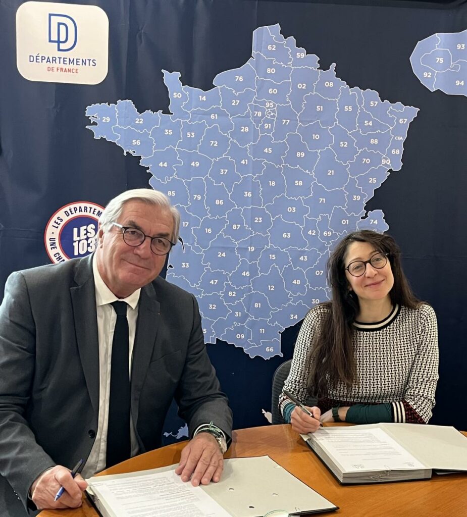 Céline Scornavacca, Co-Présidente de la Fédération des Usagères et Usagers de la Bicyclette (FUB) et François Sauvadet, Président de Départements de France, ont signé mercredi 4 décembre une convention de partenariat visant à développer la pratique du vélo en France. ©FUB, 2024.